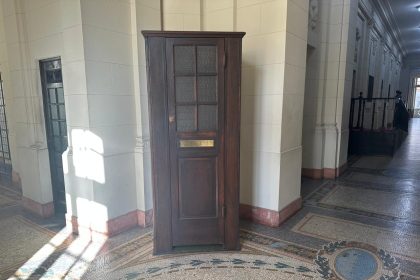 A cabine para a votação secreta exposta num corredor do Palácio Tiradentes
