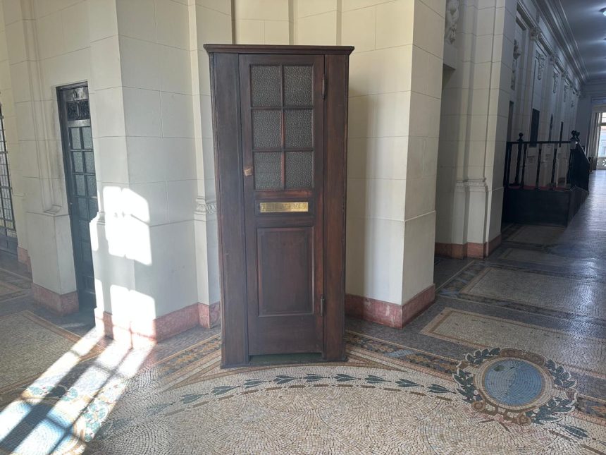 A cabine para a votação secreta exposta num corredor do Palácio Tiradentes