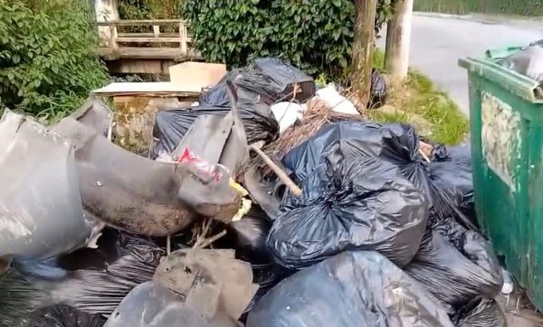 ‘Lixão a céu aberto’: ruas de Petrópolis são tomadas pelo acúmulo de lixo há mais de um ano