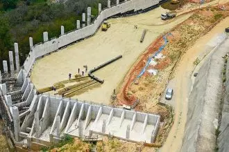 Obra da Cedae no Reservatório Novo Marapicu, do Sistema Guandu