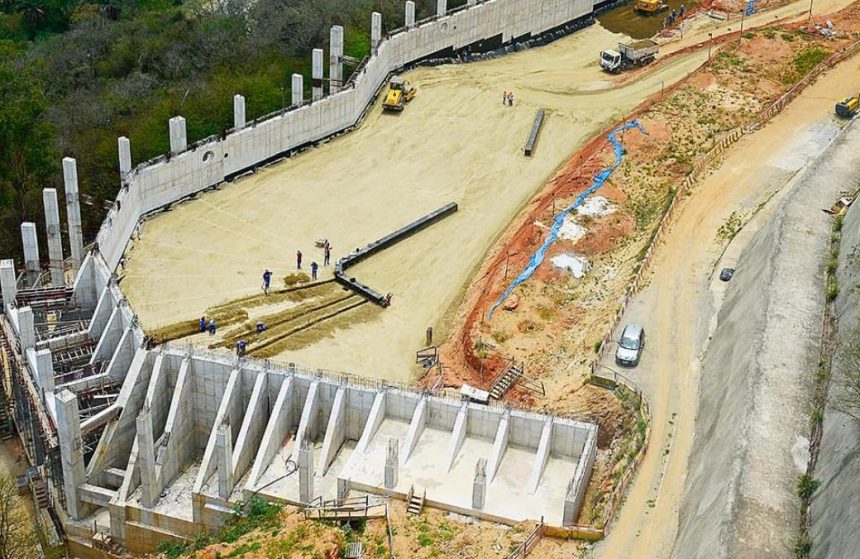Obra da Cedae no Reservatório Novo Marapicu, do Sistema Guandu
