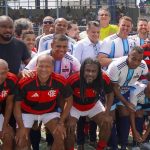 Prefeito Marotto Miranda e o vice Bruno Lucena participam de jogo contra veteranos do Flamengo na inauguração do Complexo do União, em Mesquita