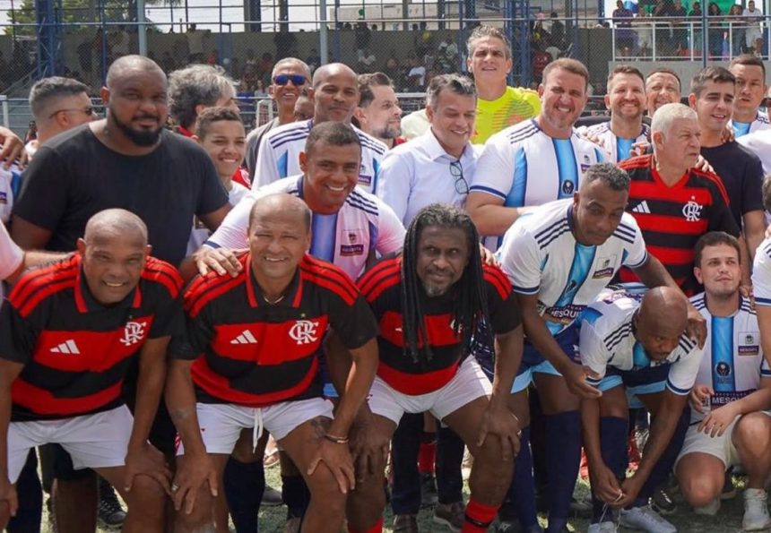 Prefeito Marotto Miranda e o vice Bruno Lucena participam de jogo contra veteranos do Flamengo na inauguração do Complexo do União, em Mesquita