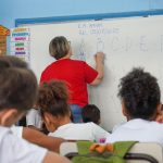 Professora de alfabetização em sala de aula da rede municipal do Rio