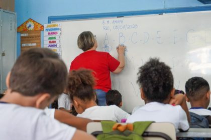 Professora de alfabetização em sala de aula da rede municipal do Rio