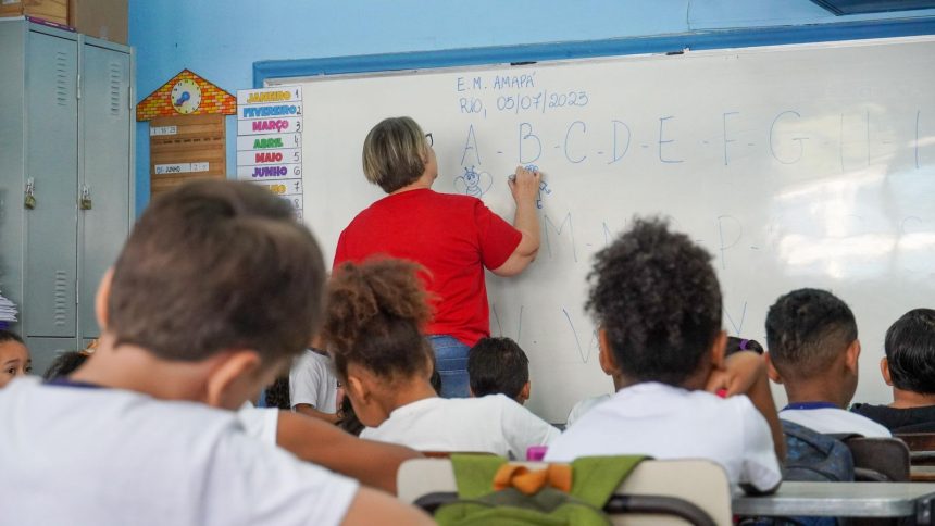 Professora de alfabetização em sala de aula da rede municipal do Rio