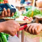 Servidores pagando compras com auxílio-alimentação