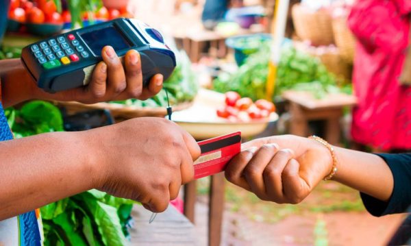 Servidores pagando compras com auxílio-alimentação