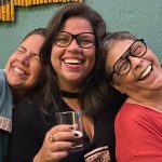 Mari Rezende (ao centro), Kátia Barbosa (de vermelho) e Vanessa Marzano celebram a força feminina à frente dos bares da Rua Barão de Iguatemi, que promovem uma semana de eventos pelo Dia Internacional da Mulher.