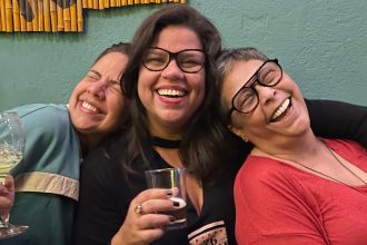 Mari Rezende (ao centro), Kátia Barbosa (de vermelho) e Vanessa Marzano celebram a força feminina à frente dos bares da Rua Barão de Iguatemi, que promovem uma semana de eventos pelo Dia Internacional da Mulher.