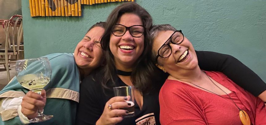 Mari Rezende (ao centro), Kátia Barbosa (de vermelho) e Vanessa Marzano celebram a força feminina à frente dos bares da Rua Barão de Iguatemi, que promovem uma semana de eventos pelo Dia Internacional da Mulher.