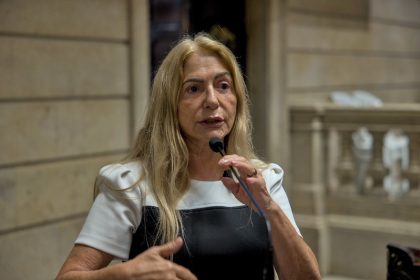 Recordista de mandatos na Câmara do Rio, Rosa Fernandes recebe título de Cidadã Benemérita