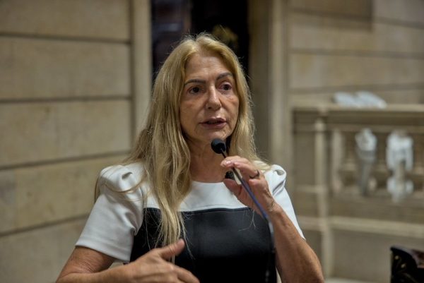 Recordista de mandatos na Câmara do Rio, Rosa Fernandes recebe título de Cidadã Benemérita