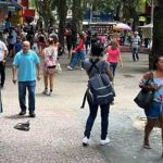 Movimentação de pedestres no Calçadão de Campo Grande, na Zona Oeste do Rio, que passará por reforma com investimento de R$ 17,2 milhões