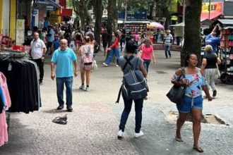 Movimentação de pedestres no Calçadão de Campo Grande, na Zona Oeste do Rio, que passará por reforma com investimento de R$ 17,2 milhões