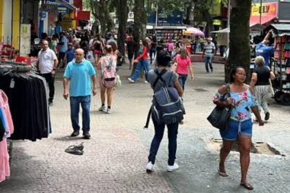 Movimentação de pedestres no Calçadão de Campo Grande, na Zona Oeste do Rio, que passará por reforma com investimento de R$ 17,2 milhões