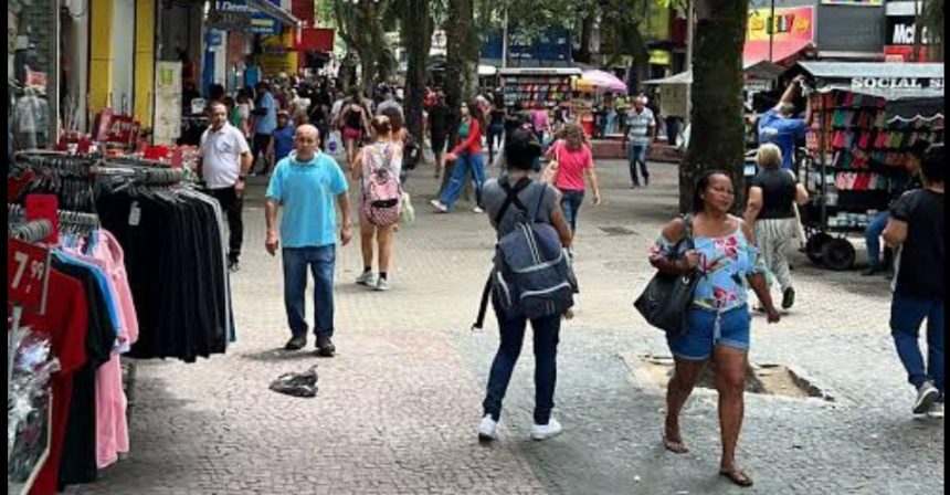 Movimentação de pedestres no Calçadão de Campo Grande, na Zona Oeste do Rio, que passará por reforma com investimento de R$ 17,2 milhões