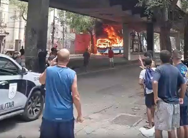 Terror no Rio Comprido: morador morre em operação policial e traficantes incendeiam ônibus para vingar morte de chefe do CV 55 Terror no Rio Comprido: morador morre em operação policial e traficantes incendeiam ônibus para vingar morte de chefe do CV