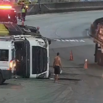 Carreta tombada na Avenida Brasil