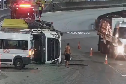 Carreta tombada na Avenida Brasil