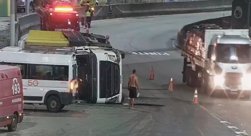Carreta tombada na Avenida Brasil