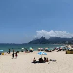 Sol forte e praia cheia em dia de calor na Praia de Ipanema, cenário que deve se repetir no fim de semana, com temperaturas elevadas e chance de chuva fraca em alguns períodos.