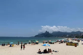 Sol forte e praia cheia em dia de calor na Praia de Ipanema, cenário que deve se repetir no fim de semana, com temperaturas elevadas e chance de chuva fraca em alguns períodos.