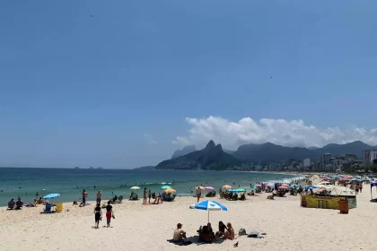 Sol forte e praia cheia em dia de calor na Praia de Ipanema, cenário que deve se repetir no fim de semana, com temperaturas elevadas e chance de chuva fraca em alguns períodos.