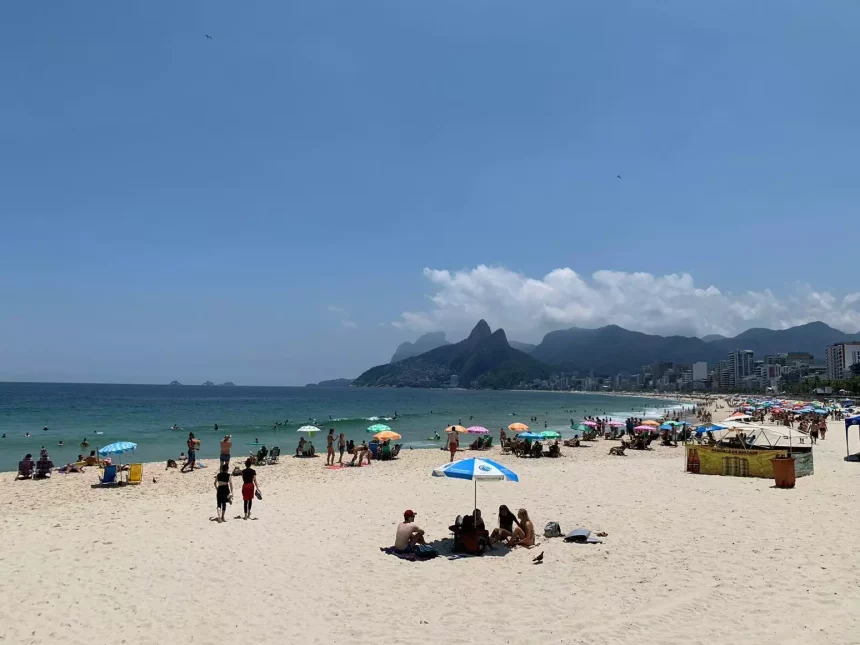 Sol forte e praia cheia em dia de calor na Praia de Ipanema, cenário que deve se repetir no fim de semana, com temperaturas elevadas e chance de chuva fraca em alguns períodos.