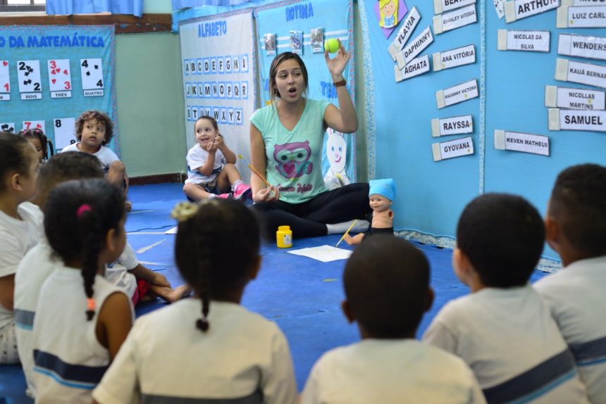 Professora em creche municipal; professores adjuntos da rede de educação infantil do Rio