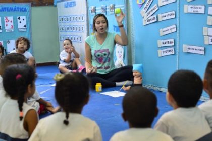 Professora em creche municipal; professores adjuntos da rede de educação infantil do Rio