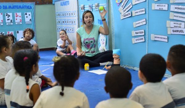 Professora em creche municipal; professores adjuntos da rede de educação infantil do Rio