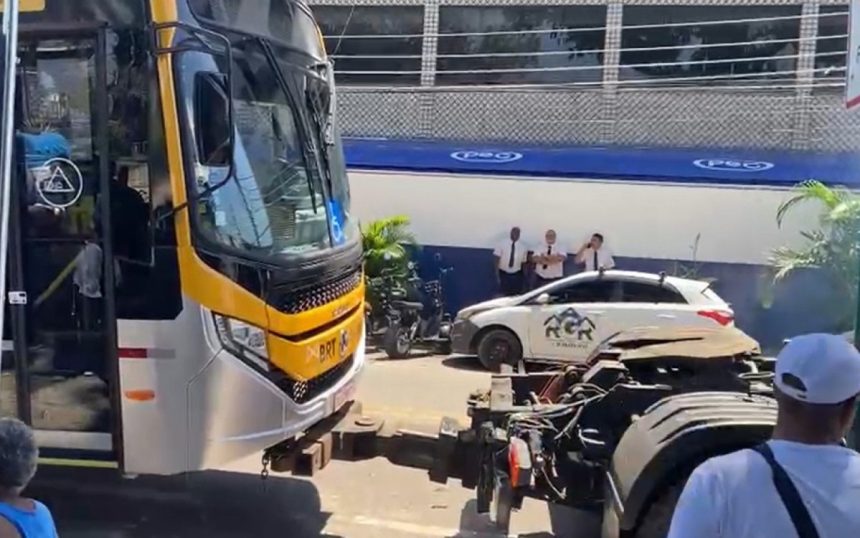 Detro-RJ reboca ônibus do BRT em Mesquita