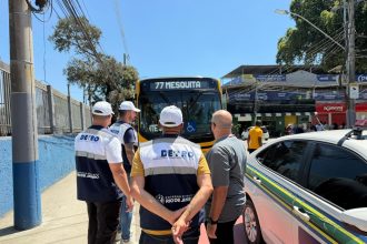 Agentes do Detro-RJ rebocam carro do BRT