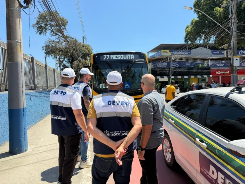 Agentes do Detro-RJ rebocam carro do BRT