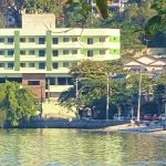 A Praia da Bandeira com prédios onde antes só haviam casas: viagem no tempo até uma Ilha do Governador, cercada de memórias.