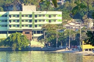 A Praia da Bandeira com prédios onde antes só haviam casas: viagem no tempo até uma Ilha do Governador, cercada de memórias.
