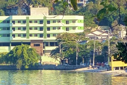 A Praia da Bandeira com prédios onde antes só haviam casas: viagem no tempo até uma Ilha do Governador, cercada de memórias.