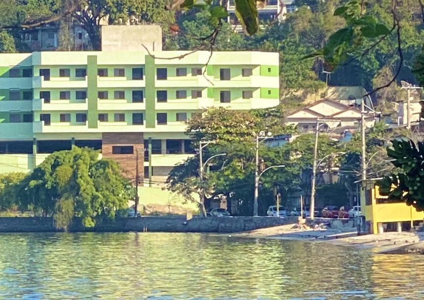 A Praia da Bandeira com prédios onde antes só haviam casas: viagem no tempo até uma Ilha do Governador, cercada de memórias.