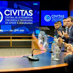 Prefeito Eduardo Paes na sala do Civitas, que pode integrar Sisbin