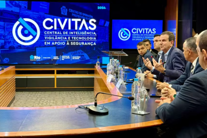 Prefeito Eduardo Paes na sala do Civitas, que pode integrar Sisbin
