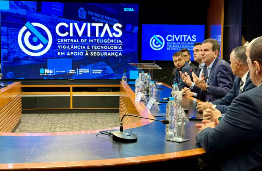 Prefeito Eduardo Paes na sala do Civitas, que pode integrar Sisbin