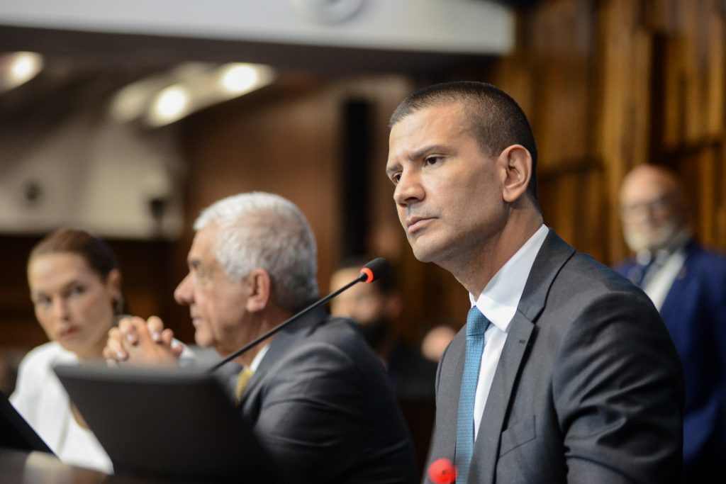 Douglas Ruas terá sua primeira sessão como presidente da Alerj nesta quarta — e já sob pressão pela redistribuição das comissões