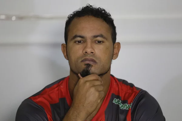 Justiça do Rio nega habeas corpus ao goleiro Bruno e mantém decisão de prisão; ele é considerado foragido