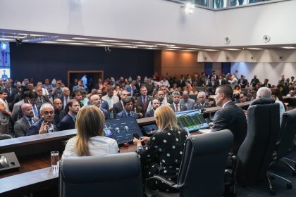A Assembleia Legislativa nodia da eleição (depois anulada) de Douglas Ruas para a presidência