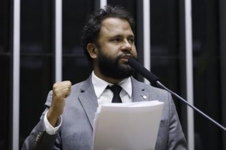 Pastor Henrique Vieira pede ao TCE suspensão de edital que destina R$ 10 milhões a projetos religiosos
