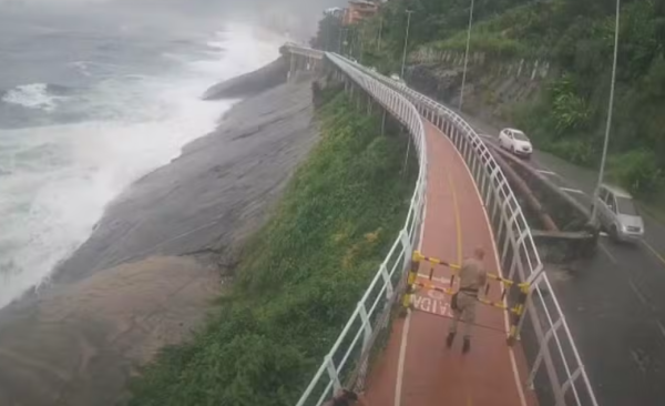 Ressaca no Rio: ciclovia Tim Maia é interditada após registro de ondas de dois metros