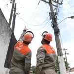 Agentes da Light atuam após rompimento de cabo deixar moradores sem luz