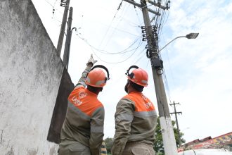 Agentes da Light atuam após rompimento de cabo deixar moradores sem luz