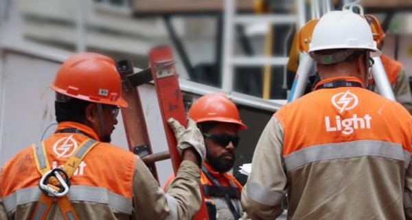 Apagão no Rio: Light informa que linha de pipa com cerol causou o rompimento da rede elétrica que deixou 190 mil clientes sem luz